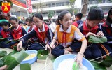 Học sinh Hà Nội thích thú thi gói bánh chưng, giã bánh dày, viết thư pháp